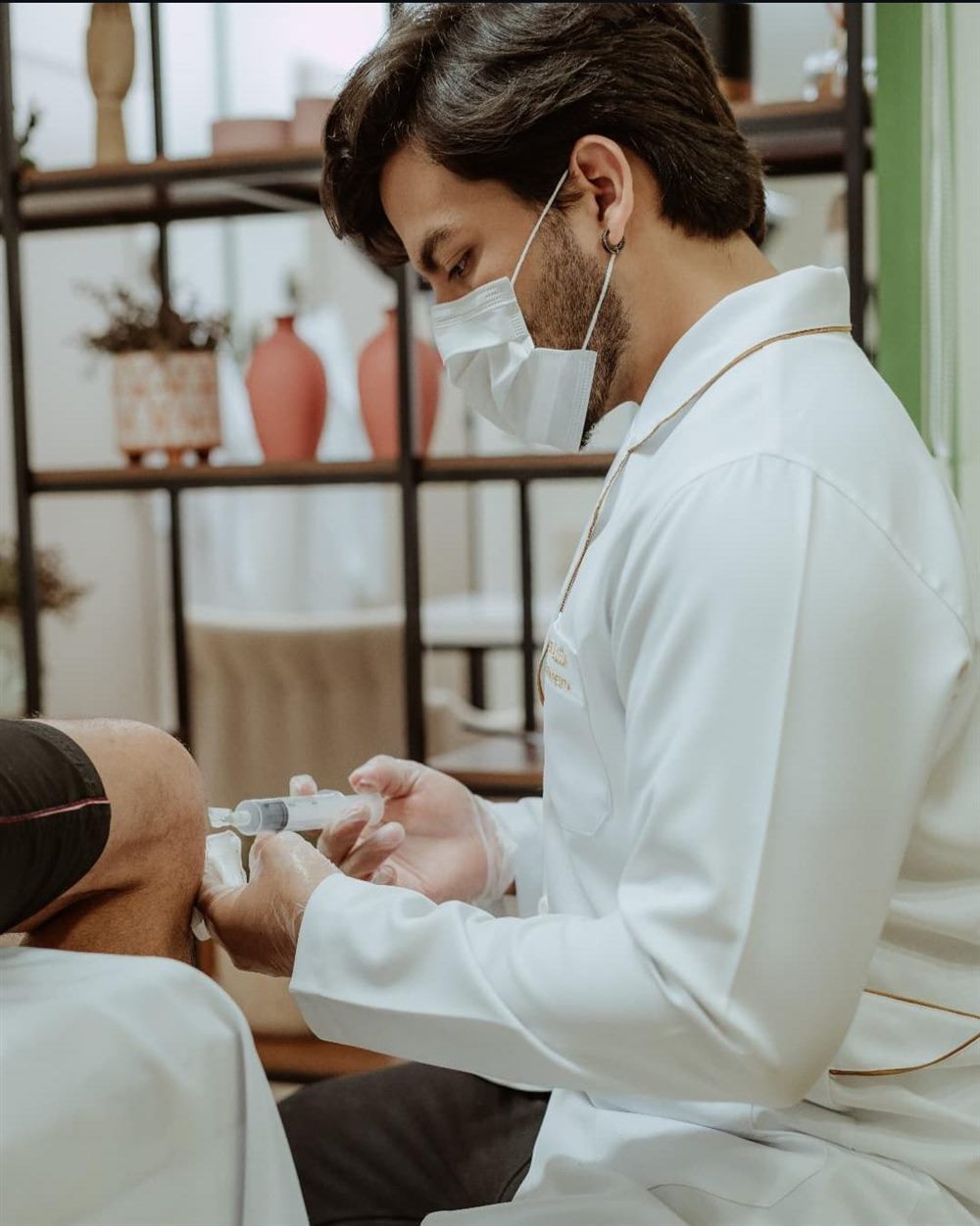 Alysson Mattos realizando atendimento de fisioterapia