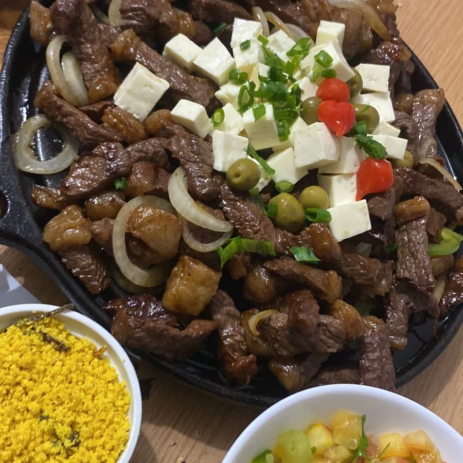 Chapa de picanha com farofa e vinagrete