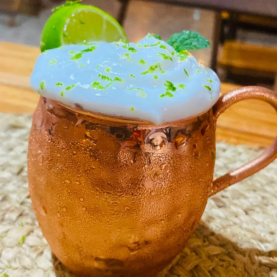 Moscow mule servido na caneca de cobre