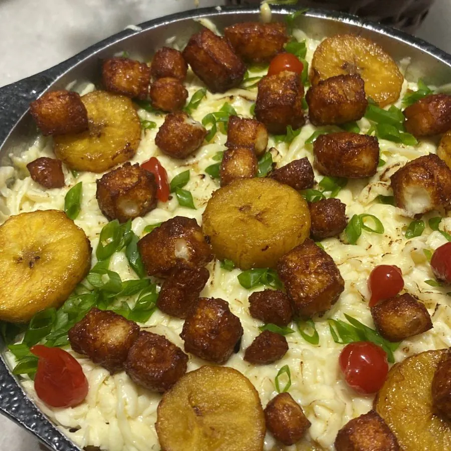 Panelinha nordestina com carne desfiada e queijo coalho