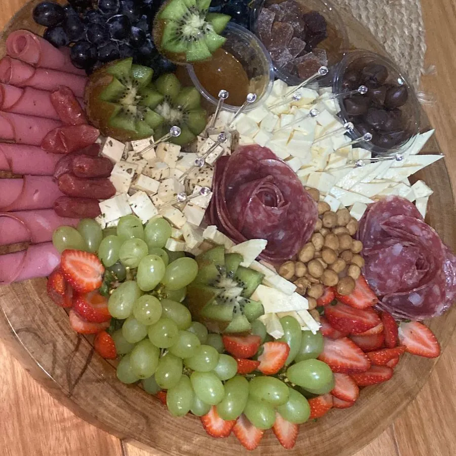 Tábua de frios com queijos e frutas
