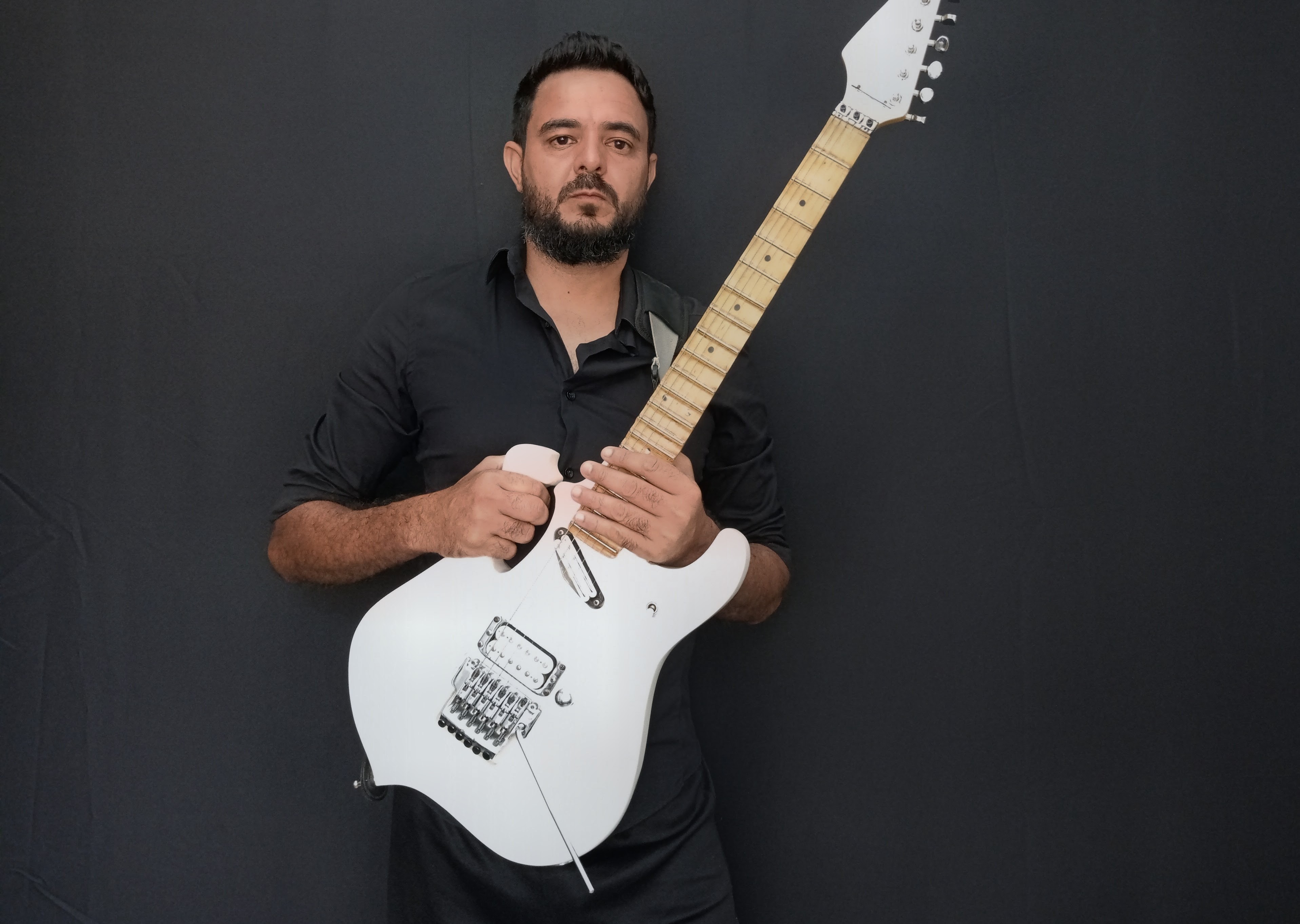 Fernando Pereira Lima com sua guitarra branca